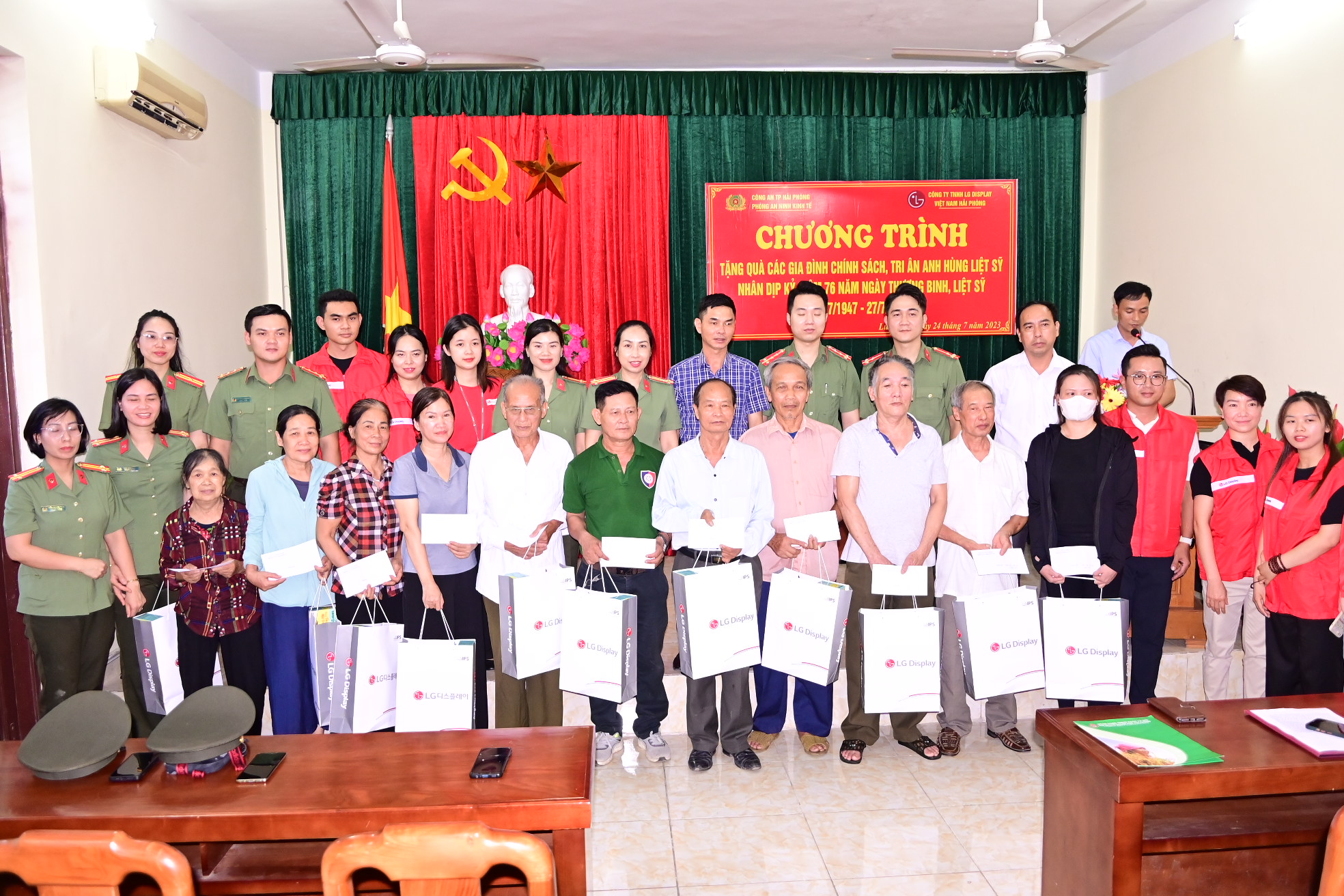 Phòng An ninh kinh tế: Tổ chức các hoạt động tri ân nhân dịp kỷ niệm 76 năm ngày Thương binh, liệt sỹ tại xã Lưu Kiếm (Thủy Nguyên)